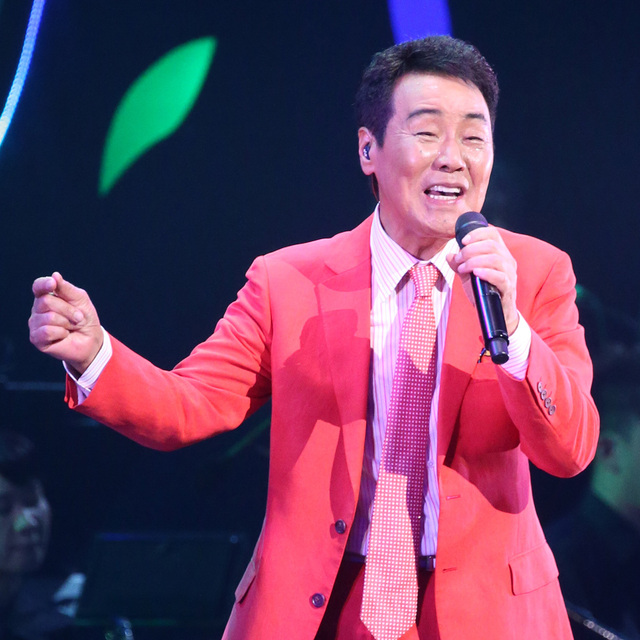 《「たばこは精神安定剤」と語ったことも》五木ひろし　COPDへ